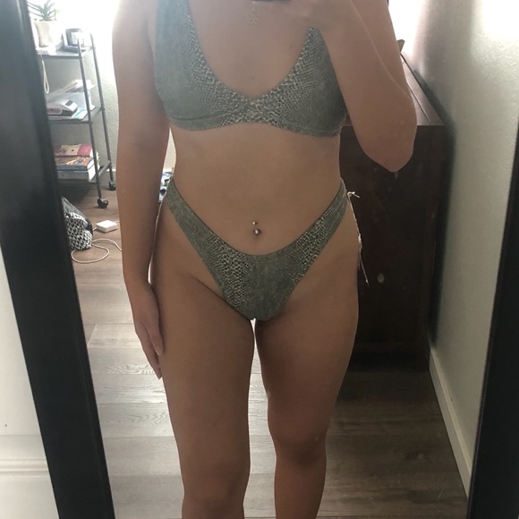 Bright green snakeskin bikini or festival set - Picture 4 of 4